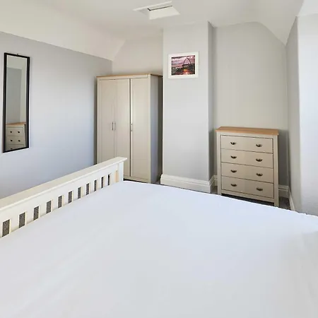 Host & - The Parade View *