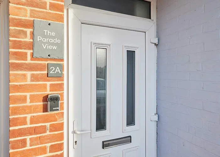 Host & - The Parade View ويتبي