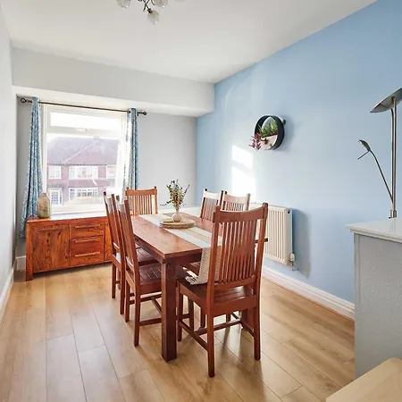 Host & - The Parade View *